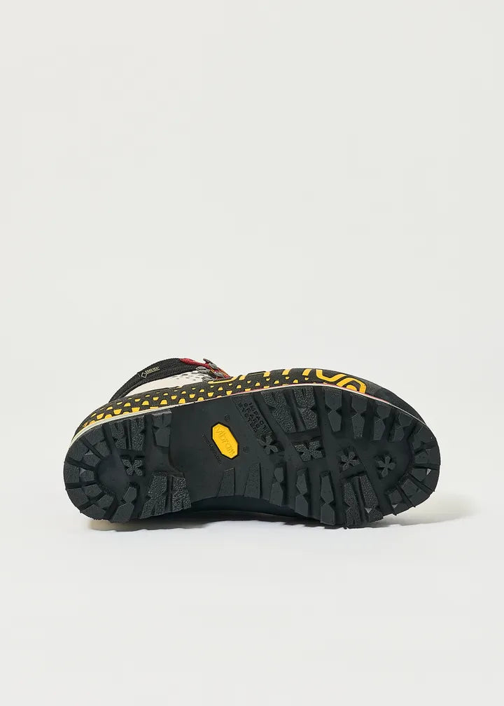 LA SPORTIVA’S WOMEN’S NEPAL CUBE BTS-ICE